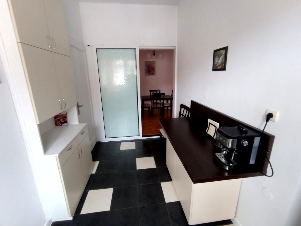 Lovely 1 Bdr In Center *